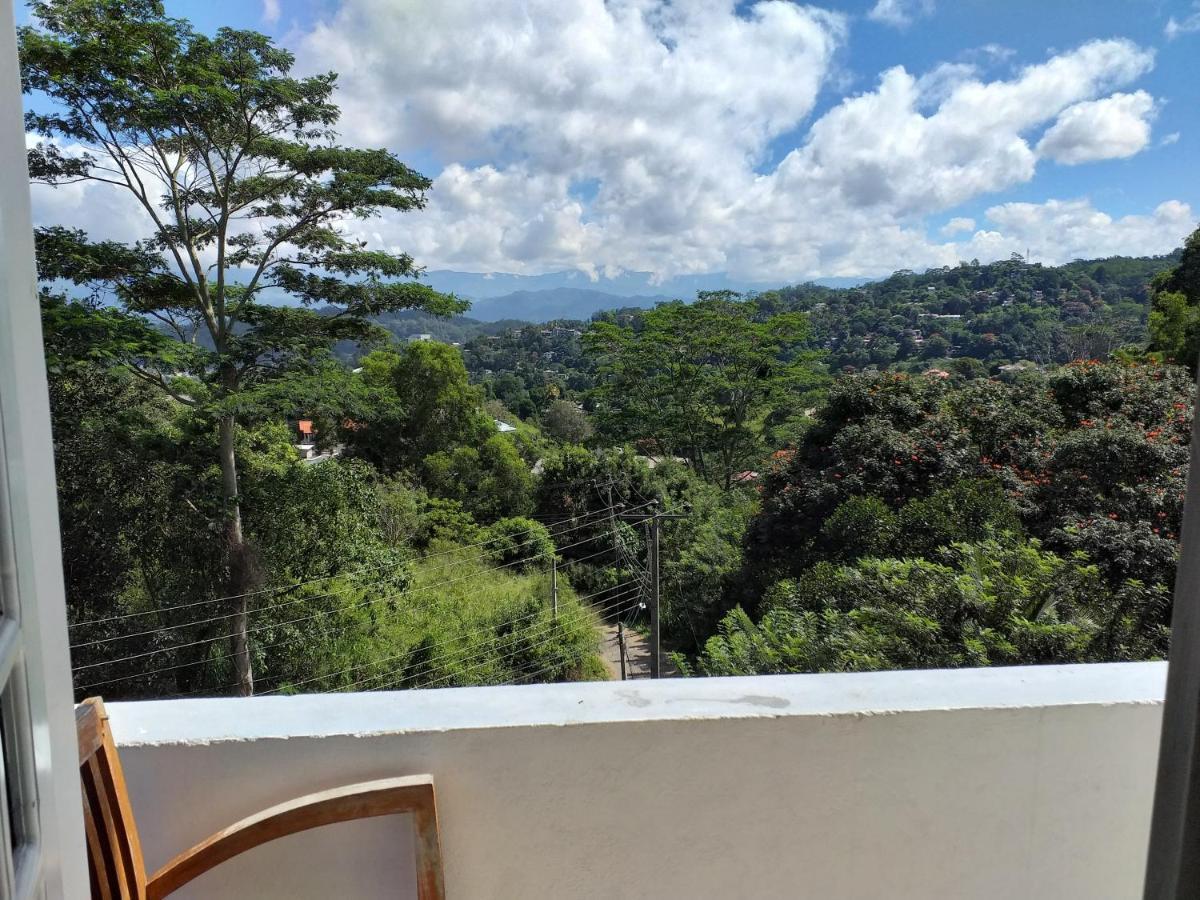 Crown Hills Kandy Inn Exterior photo