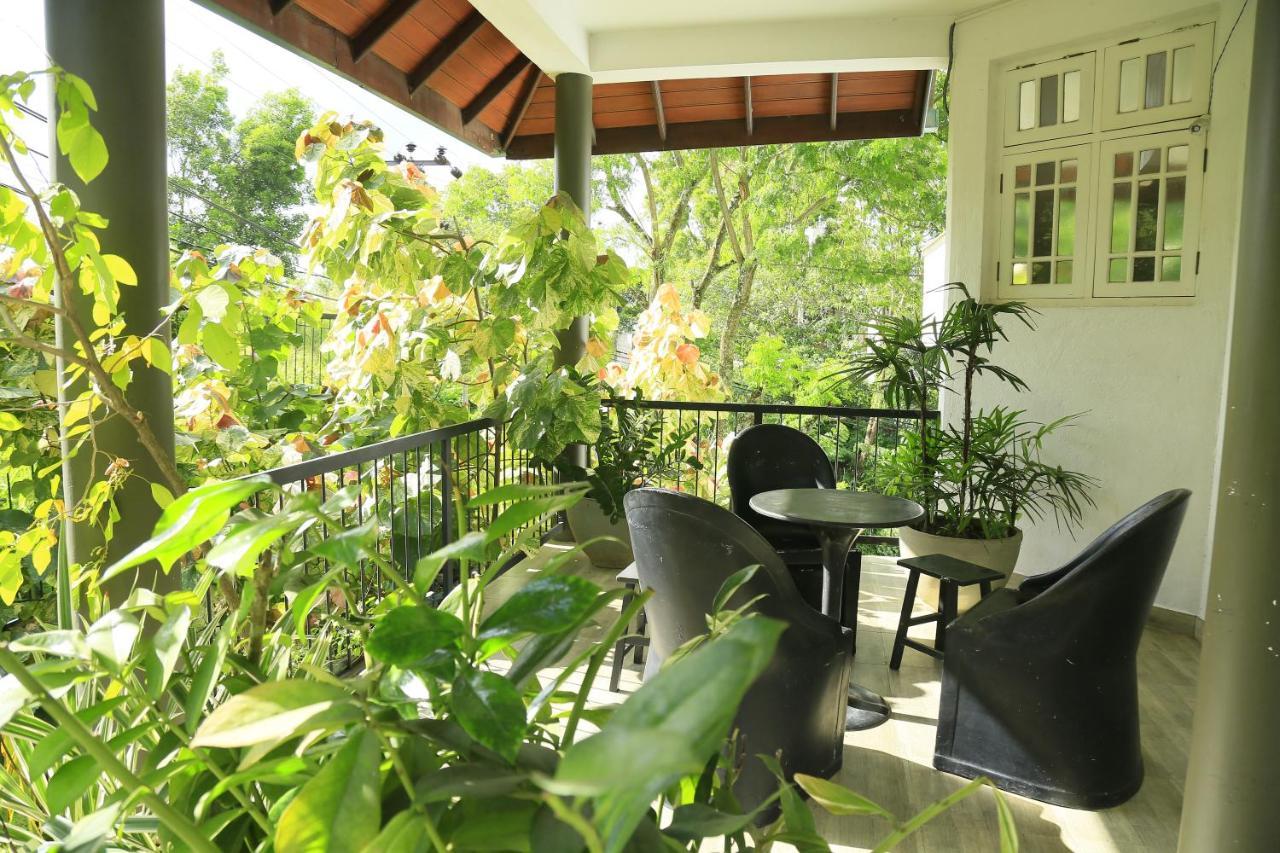 Crown Hills Kandy Inn Exterior photo