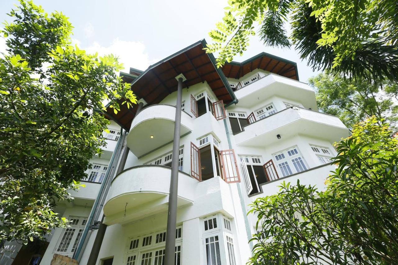 Crown Hills Kandy Inn Exterior photo