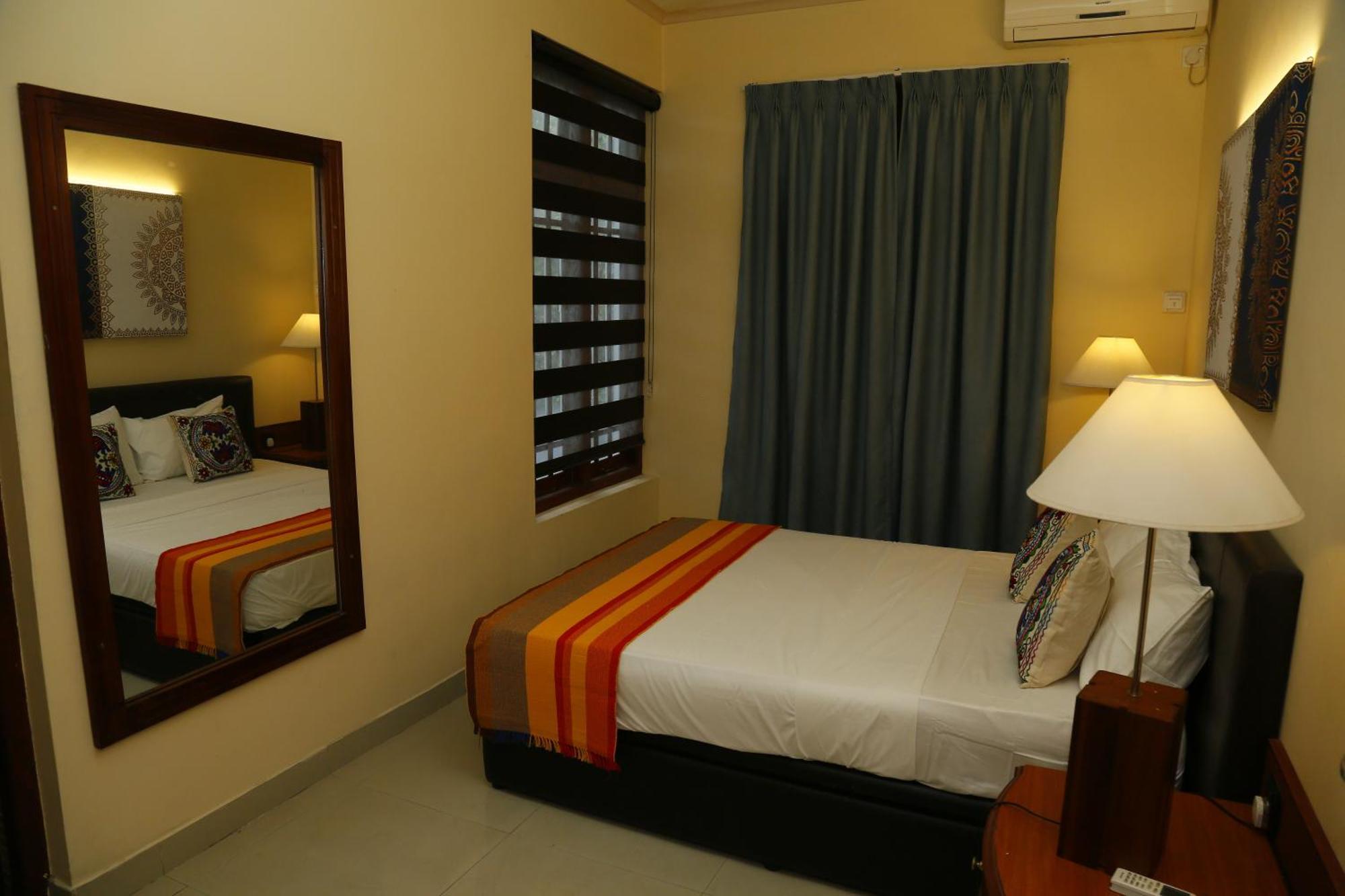 Crown Hills Kandy Inn Exterior photo